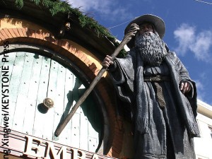 As the world prepares for the release of Peter Jackson’s The Hobbit: An Unexpected Journey, residents of Wellington, New Zealand prove once again why their country is the closest thing on Earth to J.R.R. Tolkien’s fictional Middle-earth. Just a few days ago, a 9.4 meter-tall statue of Gandalf went up on top of the Embassy […]